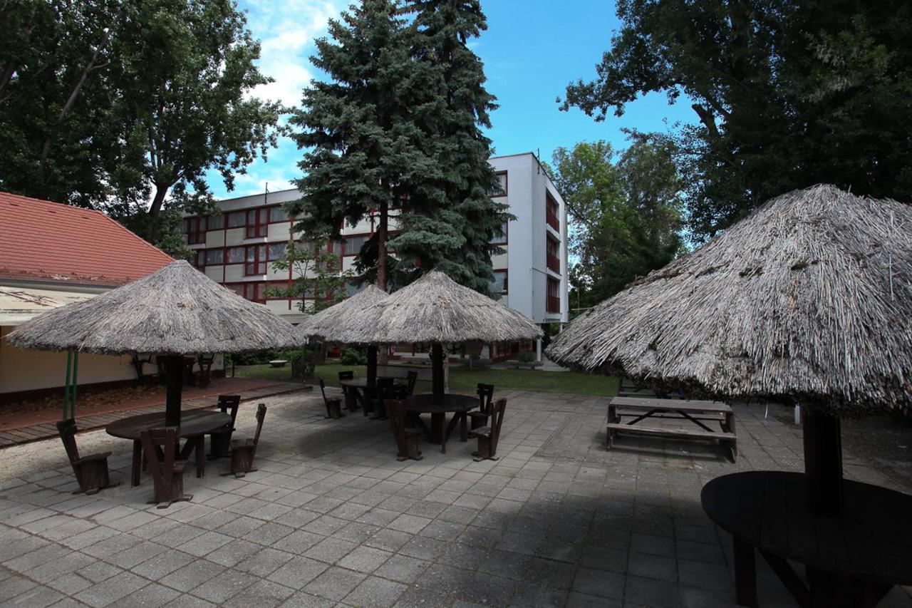 ホテルRev Szallo Balaton Szántód エクステリア 写真