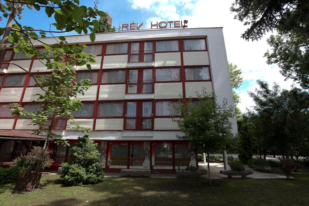 ホテルRev Szallo Balaton Szántód エクステリア 写真