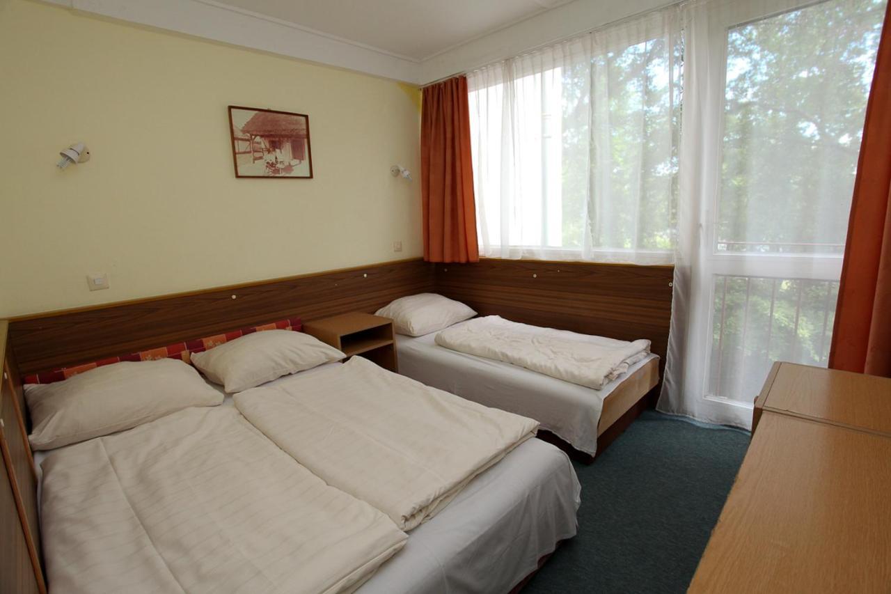 ホテルRev Szallo Balaton Szántód エクステリア 写真