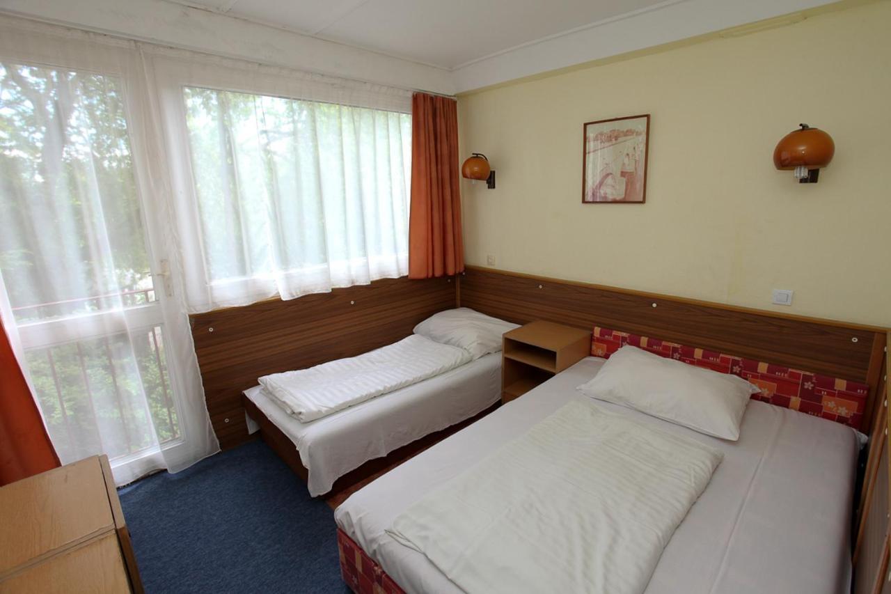 ホテルRev Szallo Balaton Szántód エクステリア 写真