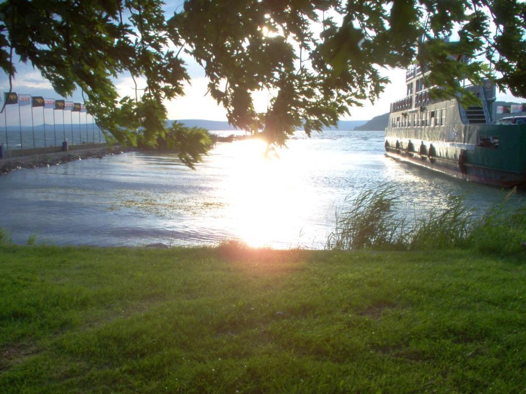 ホテルRev Szallo Balaton Szántód エクステリア 写真