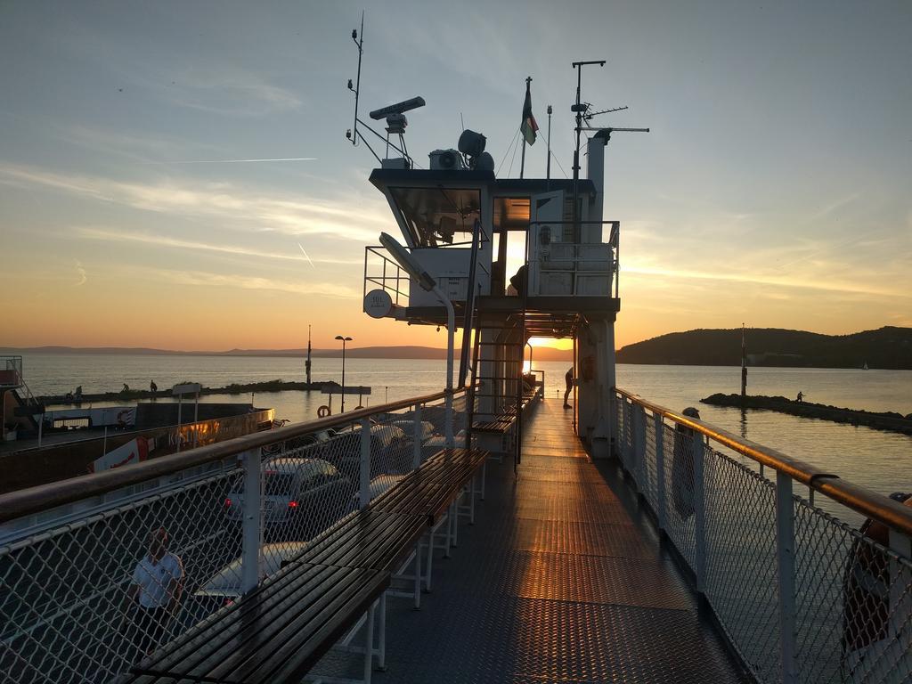 ホテルRev Szallo Balaton Szántód エクステリア 写真