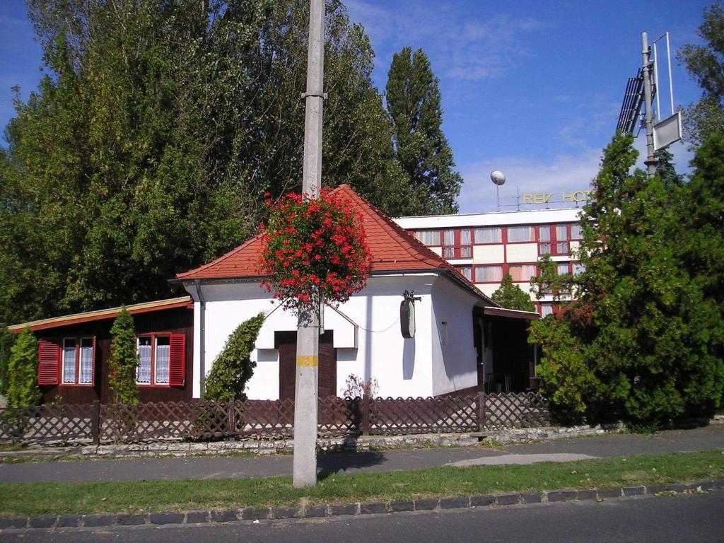 ホテルRev Szallo Balaton Szántód エクステリア 写真